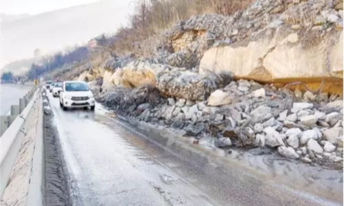 Kullu: भूस्खलन की चपेट में आई फोरलेन, मलबा गिरने से यात्रा मुश्किल