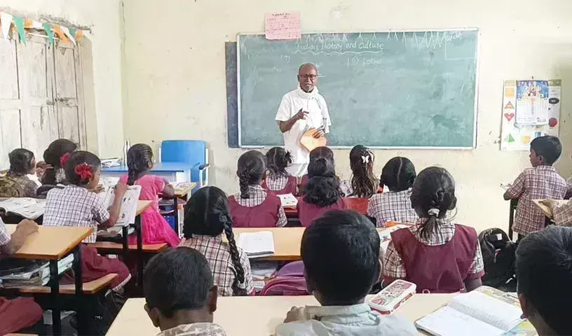 Siddipet : निस्वार्थ सरकारी स्कूल शिक्षक सेवानिवृत्ति के बाद भी मुफ्त में पढ़ाना जारी