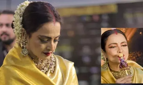 IIFA अवॉर्ड्स 2025: रेखा को मिला खास तोहफा, प्यार से चूमा और कहा – लव यू IIFA अवॉर्ड्स 2025: रेखा को मिला खास तोहफा, प्यार से चूमा और कहा – लव यू