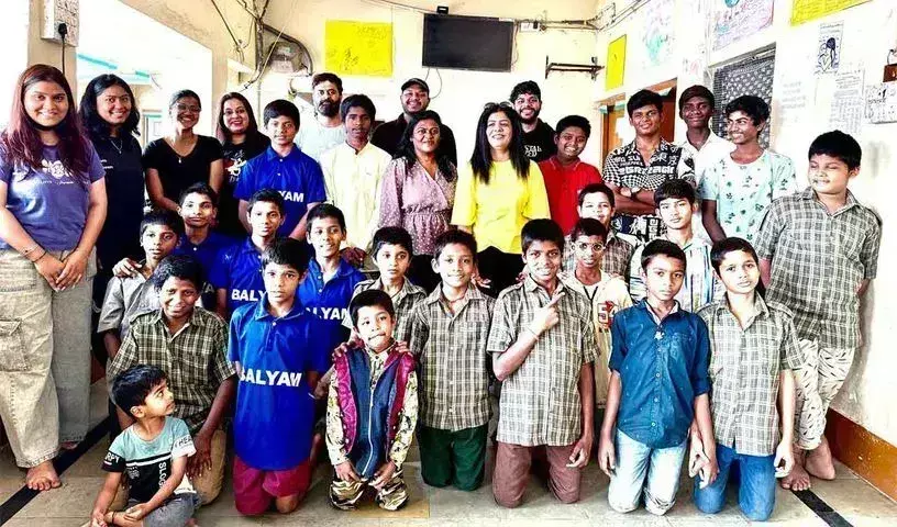 Hyderabad : तेलंगाना की महिला बाइकर्स ने महिला दिवस पर बास अनाथालय तक साइकिल चलाई Hyderabad : तेलंगाना की महिला बाइकर्स ने महिला दिवस पर बास अनाथालय तक साइकिल चलाई