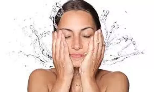 Skin Care Tips: गर्मियों में चेहरे पर दाग-धब्बों से हैं परेशान पानी में मिलाकर रोज़ाना लगाएं ये चीज़ें Skin Care Tips: गर्मियों में चेहरे पर दाग-धब्बों से हैं परेशान पानी में मिलाकर रोज़ाना लगाएं ये चीज़ें