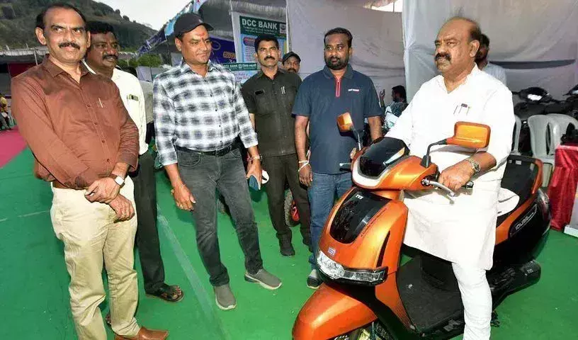 Telangana टुडे शो में विभिन्न ऑटोमोबाइल कंपनियों के नवीनतम मॉडल प्रदर्शित