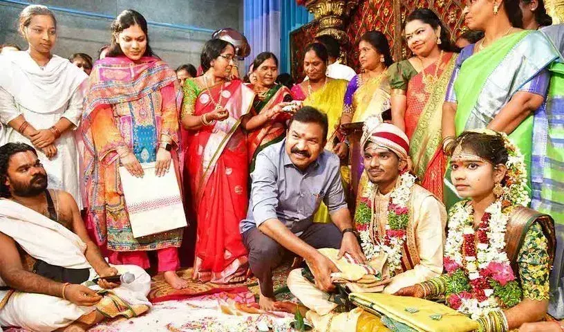Telangana : करीमनगर जिले के अधिकारियों ने अनाथ महिला की शादी कराई Telangana : करीमनगर जिले के अधिकारियों ने अनाथ महिला की शादी कराई