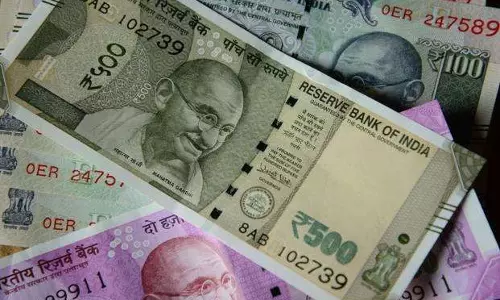 विकास को रोक रहे सचिव और ठेकेदार, सरकारी पैसे जेब में