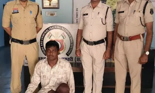 छापेमारी कर कुरूद पुलिस ने गांजा तस्कर को पकड़ा