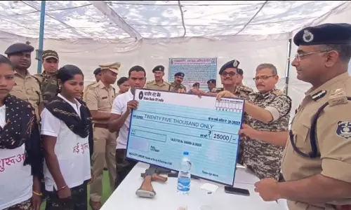 एक बड़े लीडर और दो महिला नक्सली ने किया सरेंडर एक बड़े लीडर और दो महिला नक्सली ने किया सरेंडर