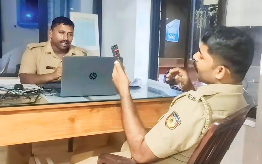 Kerala पुलिस अधिकारियों का नाइट शिफ्ट के दौरान अचानक किया