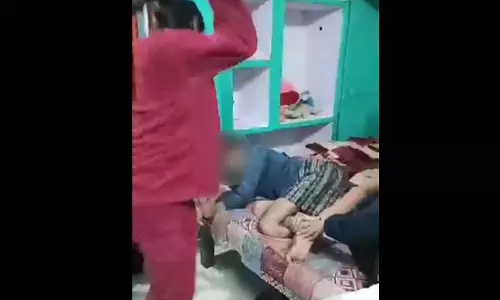 आत्महत्या केस: एक वीडियो के कारण मामले में नया मोड़, डंडे बरसातीं दिखीं बेटियां आत्महत्या केस: एक वीडियो के कारण मामले में नया मोड़, डंडे बरसातीं दिखीं बेटियां