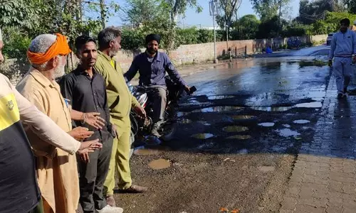 तरनतारन में सीवर ओवरफ्लो होने से बदबू बढ़ी, सड़कें क्षतिग्रस्त