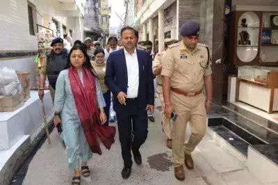 Bareilly: होली व रमजान को लेकर जिलाधिकारी और एसएसपी ने किया पैदल निरीक्षण Bareilly: होली व रमजान को लेकर जिलाधिकारी और एसएसपी ने किया पैदल निरीक्षण
