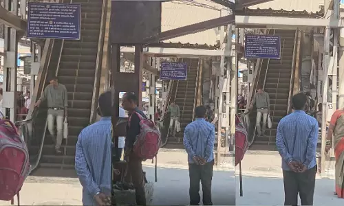 गलत एस्केलेटर पर 5 मिनट तक चलता रहा शख्स, मदद की जगह वीडियो बनाते रहे लोग