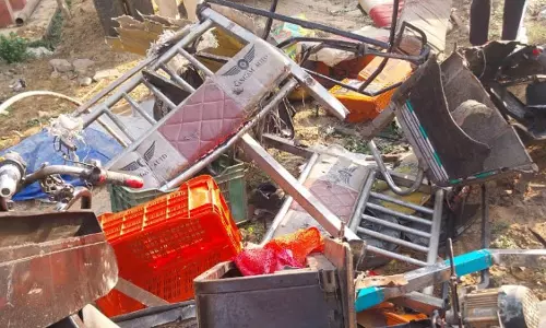 Bijnor: ओवरलोड डंपर ने तीन लोगो की जान ली