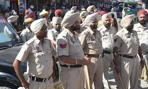 Punjab: पुलिस ने एफबीआई द्वारा वांछित ड्रग डीलर को गिरफ्तार किया Punjab: पुलिस ने एफबीआई द्वारा वांछित ड्रग डीलर को गिरफ्तार किया