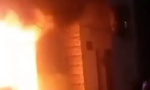 Firozabad: तीन मंजिला मकान में आग लगने से वृद्ध की मौत हुई Firozabad: तीन मंजिला मकान में आग लगने से वृद्ध की मौत हुई