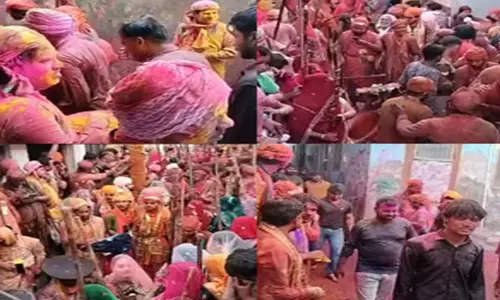 Mathura: राधा दामोदर मंदिर में श्रद्धालुओं ने लगाया एक-दूजे को गुलाल Mathura: राधा दामोदर मंदिर में श्रद्धालुओं ने लगाया एक-दूजे को गुलाल