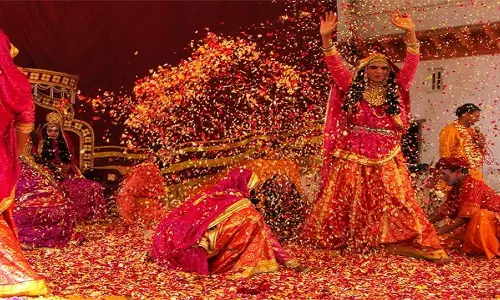 Phoolon ki holi 2025 आज बांके बिहारी में खेली जा रही फूलों की होली