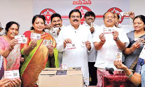 Andhra: जन सेना ने पत्रक देकर पार्टी की स्थापना रैलियों में महिलाओं को आमंत्रित किया Andhra: जन सेना ने पत्रक देकर पार्टी की स्थापना रैलियों में महिलाओं को आमंत्रित किया
