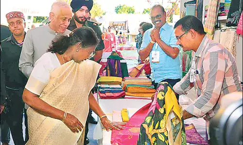 Andhra: राष्ट्रपति द्रौपदी मुर्मू ने उप्पदा साड़ी खरीदी Andhra: राष्ट्रपति द्रौपदी मुर्मू ने उप्पदा साड़ी खरीदी