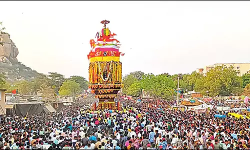 Andhra: चंद्रमौलीश्वर की जड़ में विशेष पूजा-अर्चना की गई