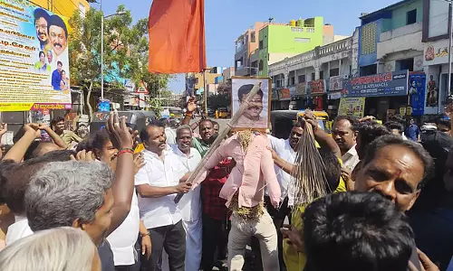 DMK सदस्यों ने धर्मेंद्र प्रधान के खिलाफ प्रदर्शन किया