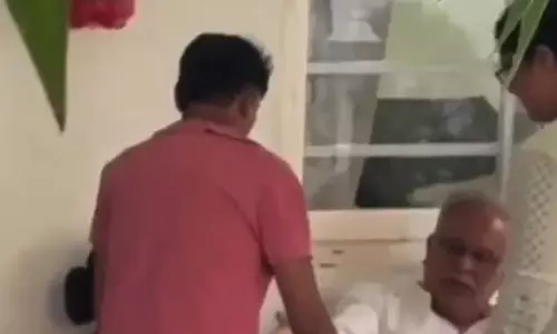 भूपेश चाय पीते दिखे, हंगामा कर रहे कई कांग्रेसी हिरासत में
