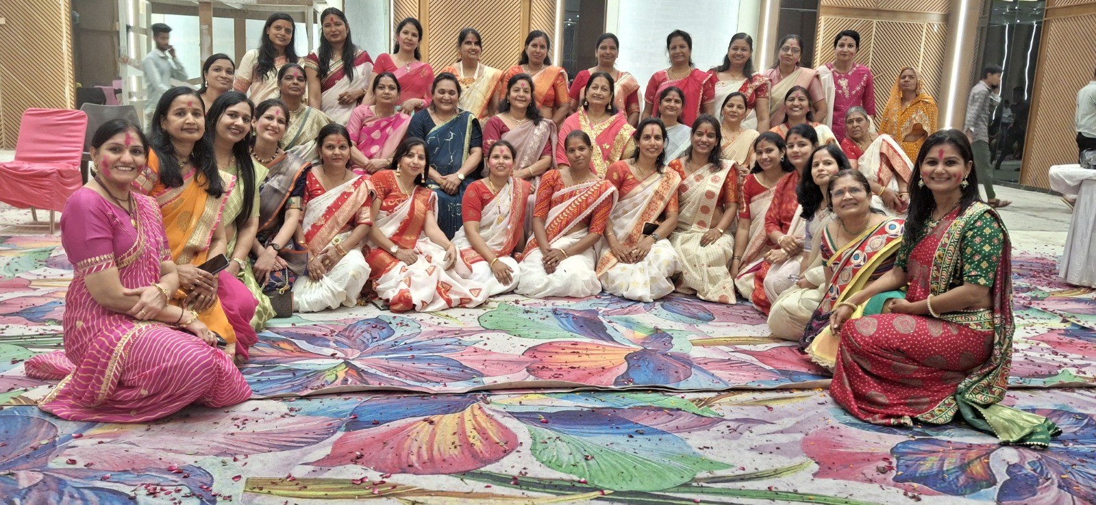 बसंत विहार गांधीनगर माहेश्वरी क्षेत्रीय सभा ने लड्डू गोपाल संग खेली होली