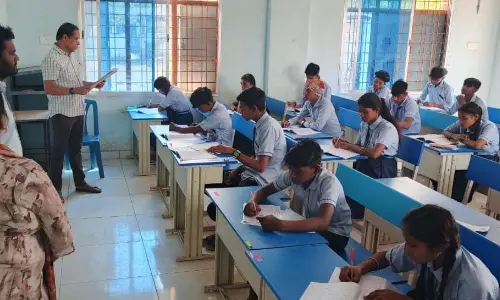 कलेक्टर धर्मेश साहू ने बिलाईगढ़ क्षेत्र के हाईस्कूल परीक्षा केंद्रों का निरीक्षण किया