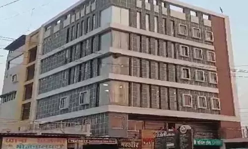 CG BREAKING: IT ने संजीवनी हॉस्पिटल में मारा छापा, दस्तावेजों की जांच जारी