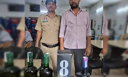 Raipur Breaking: विजिटिंग कार्ड के जरिए बेच रहा था अवैध शराब, आरोपी गिरफ्तार