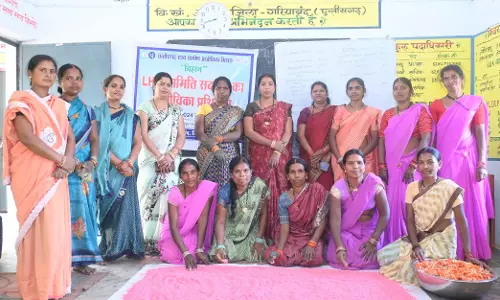 समूह की महिलाएं पलास, गुलाब एवं पुदीने के पत्तों से बना रही हर्बल गुलाल