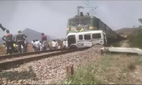 Raigarh: मालगाड़ी ने मरीजों से भरी एंबुलेंस को ट्रैक पर घसीटा Raigarh: मालगाड़ी ने मरीजों से भरी एंबुलेंस को ट्रैक पर घसीटा