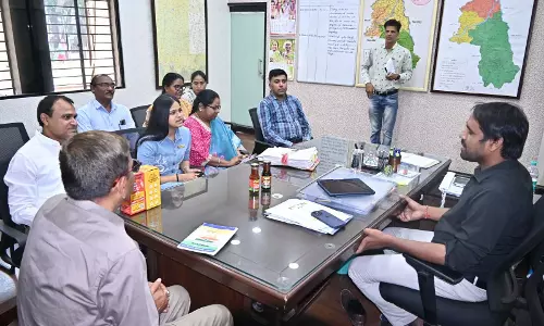 अपना स्टार्टअप शुरू करने वाली ईशा का कलेक्टर ने किया सम्मान