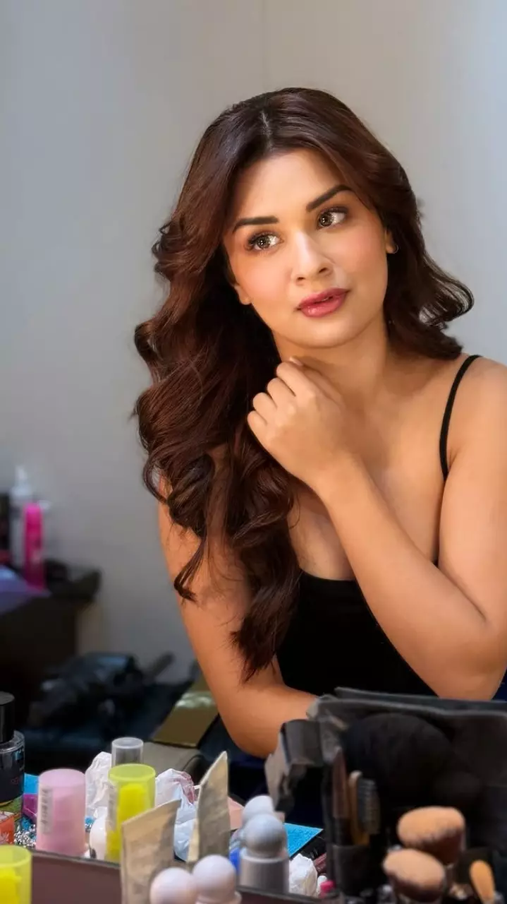 अवनीत कौर ने गिराई बिजली