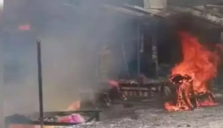 Jharkhand : पटाखा दुकान में भीषण आग, दो बच्चों और एक महिला समेत पांच की मौत, 3 घायल Jharkhand : पटाखा दुकान में भीषण आग, दो बच्चों और एक महिला समेत पांच की मौत, 3 घायल