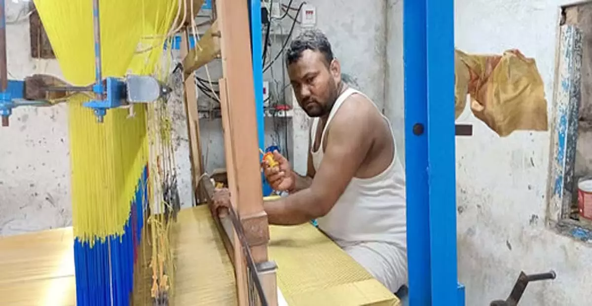 तेलंगाना सरकार ने हथकरघा बुनकरों का एक लाख रुपये का बैंक ऋण माफ करने की घोषणा की तेलंगाना सरकार ने हथकरघा बुनकरों का एक लाख रुपये का बैंक ऋण माफ करने की घोषणा की
