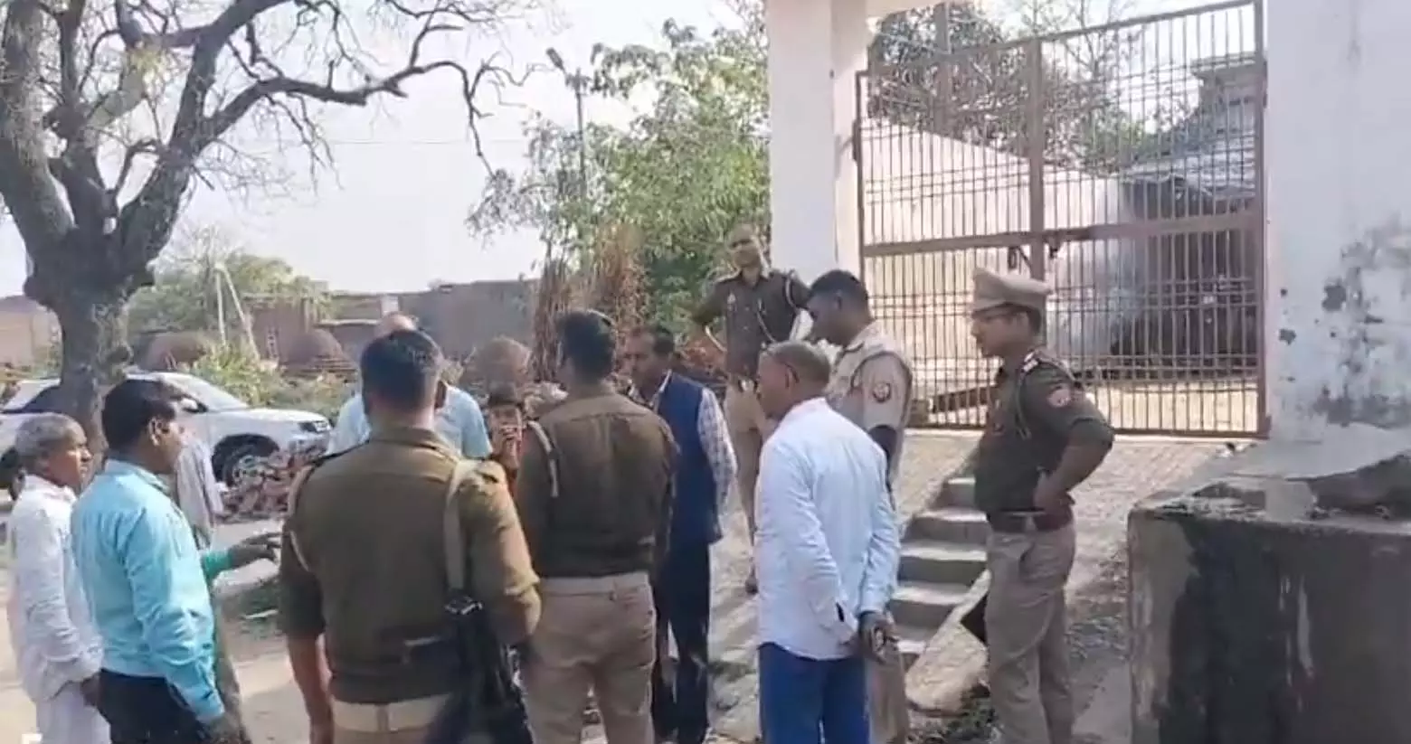 चाकू, पिस्टल नहीं इंजेक्शन लेकर पहुंचे थे कातिल, BJP नेता हत्या मामले में पुलिस की छापेमारी जारी चाकू, पिस्टल नहीं इंजेक्शन लेकर पहुंचे थे कातिल, BJP नेता हत्या मामले में पुलिस की छापेमारी जारी