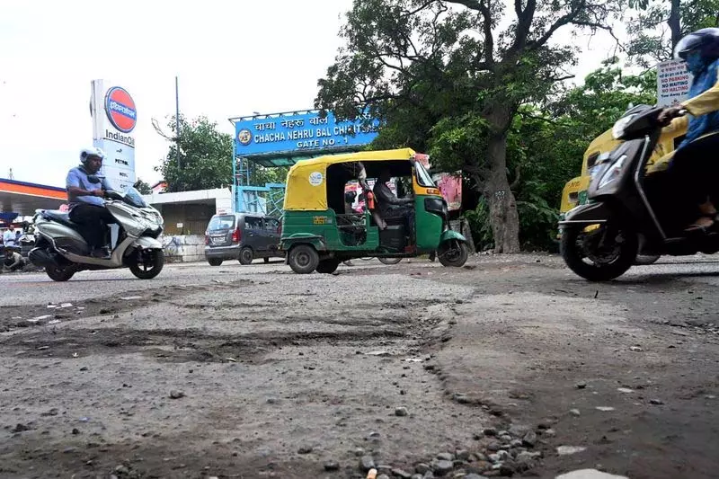 पीडब्ल्यूडी अधिकारियों को सड़क के कुछ हिस्सों को गोद लेने का निर्देश पीडब्ल्यूडी अधिकारियों को सड़क के कुछ हिस्सों को गोद लेने का निर्देश
