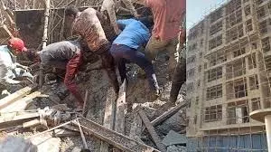 इमारत का एक हिस्सा गिरा, एक की मौत इमारत का एक हिस्सा गिरा, एक की मौत