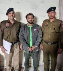 गुरुग्राम में कार से 5 लाख रुपये चुराने के आरोप में आईआईटी स्नातक गिरफ्तार गुरुग्राम में कार से 5 लाख रुपये चुराने के आरोप में आईआईटी स्नातक गिरफ्तार