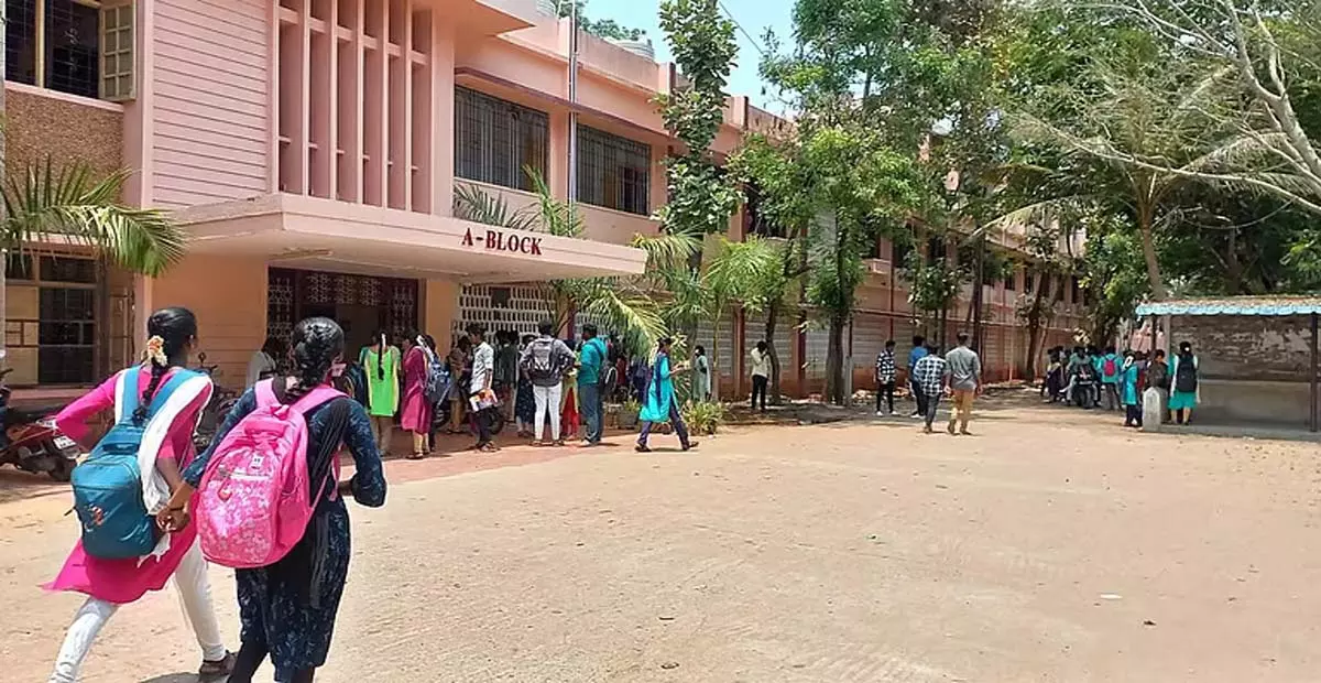 Tamil Nadu: विल्लुपुरम कॉलेज के छात्रों ने नवपाषाण काल के पत्थर के औजार खोजे Tamil Nadu: विल्लुपुरम कॉलेज के छात्रों ने नवपाषाण काल के पत्थर के औजार खोजे