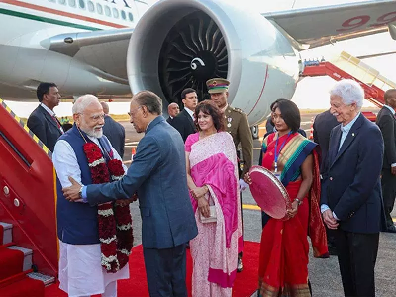मॉरीशस के प्रधानमंत्री ने 200 गणमान्यों के साथ हवाई अड्डे पर प्रधानमंत्री मोदी का स्वागत किया मॉरीशस के प्रधानमंत्री ने 200 गणमान्यों के साथ हवाई अड्डे पर प्रधानमंत्री मोदी का स्वागत किया