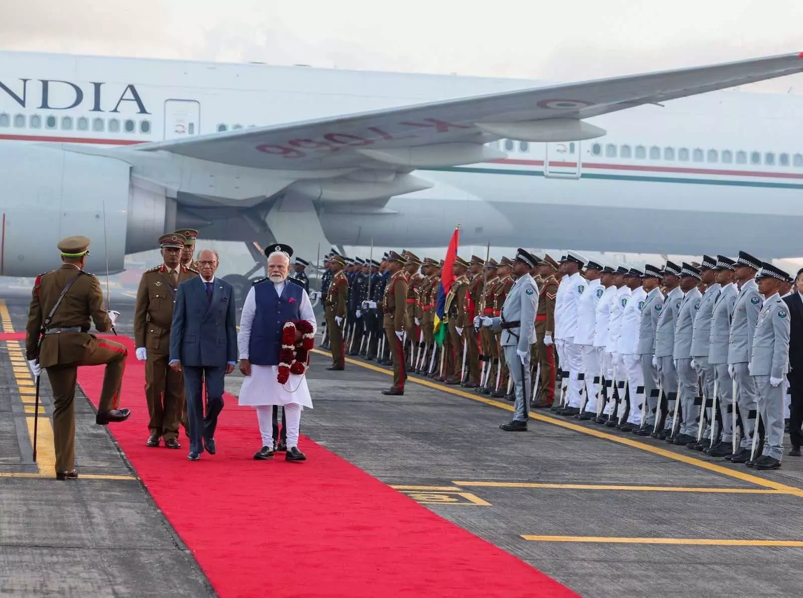 प्रधानमंत्री मोदी मॉरीशस पहुंचे, एयरपोर्ट पर गर्मजोशी से हुआ स्वागत प्रधानमंत्री मोदी मॉरीशस पहुंचे, एयरपोर्ट पर गर्मजोशी से हुआ स्वागत
