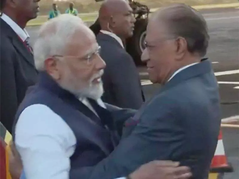 प्रधानमंत्री मोदी मॉरीशस पहुंचे, उनका औपचारिक स्वागत किया गया प्रधानमंत्री मोदी मॉरीशस पहुंचे, उनका औपचारिक स्वागत किया गया