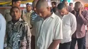 MP News: क्रिकेट मैच में जीत को लेकर कर रहे थे हंगामा, पुलिस ने पकड़कर गंजा कर घुमाया MP News: क्रिकेट मैच में जीत को लेकर कर रहे थे हंगामा, पुलिस ने पकड़कर गंजा कर घुमाया
