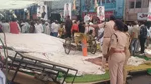 Madhya Pradesh : कांग्रेस का प्रदर्शन, मंच गिरा, 7 नेता घायल Madhya Pradesh : कांग्रेस का प्रदर्शन, मंच गिरा, 7 नेता घायल