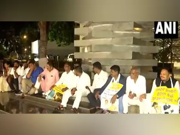 Congress विधायकों ने महिलाओं के खिलाफ अपराधों में वृद्धि के खिलाफ विधानसभा परिसर में प्रदर्शन किया Congress विधायकों ने महिलाओं के खिलाफ अपराधों में वृद्धि के खिलाफ विधानसभा परिसर में प्रदर्शन किया