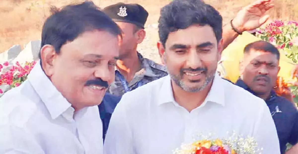 Andhra: पुट्टपर्थी हवाई अड्डे पर लोकेश का भव्य स्वागत हुआ Andhra: पुट्टपर्थी हवाई अड्डे पर लोकेश का भव्य स्वागत हुआ