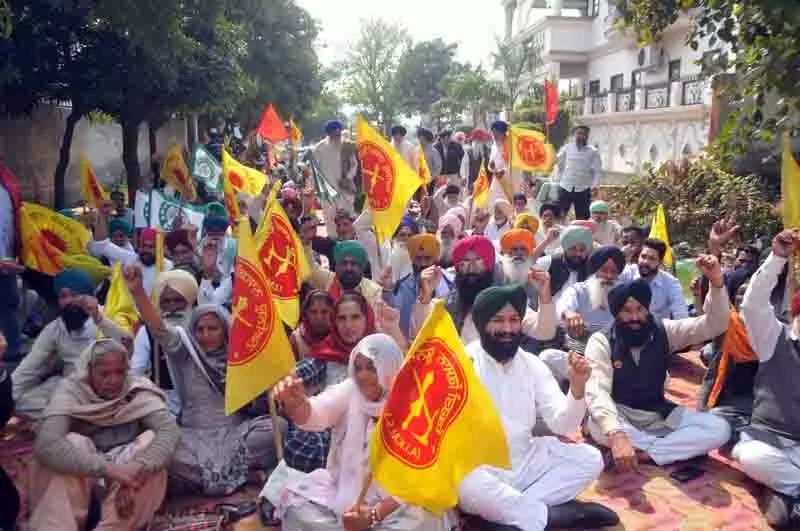 किसानों ने Amritsar-Tarn Taran में आप विधायकों, मंत्रियों के आवासों के बाहर विरोध प्रदर्शन किया किसानों ने Amritsar-Tarn Taran में आप विधायकों, मंत्रियों के आवासों के बाहर विरोध प्रदर्शन किया