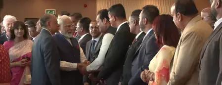 प्रधानमंत्री मोदी ने मॉरीशस पहुंचने के बाद ओबेरॉय होटल में की लोगों से मुलाकात प्रधानमंत्री मोदी ने मॉरीशस पहुंचने के बाद ओबेरॉय होटल में की लोगों से मुलाकात