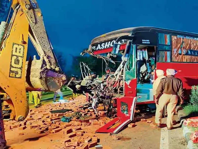 Jalandhar में बस-ट्रैक्टर की टक्कर में 4 की मौत, 11 घायल Jalandhar में बस-ट्रैक्टर की टक्कर में 4 की मौत, 11 घायल
